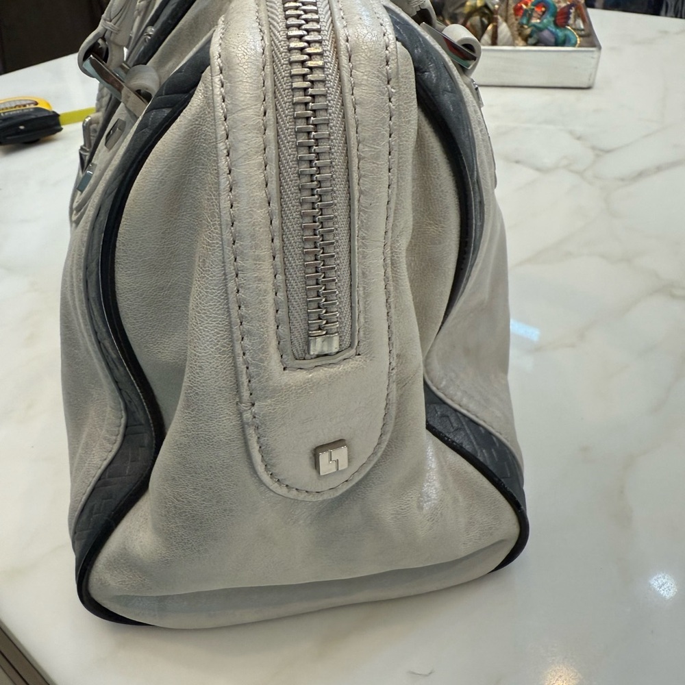 Elegant Oyster White and Gray Designer Handbag - Picture 5 of 12